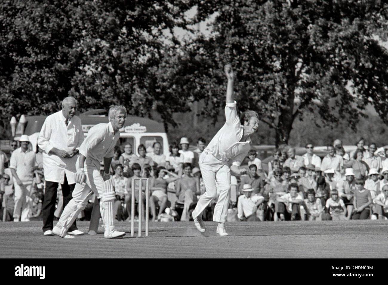 2HDN0RM Peter Lever (Lancs) bowling, Northamptonshire v Lancashire, John Player League, Manor Fields, Bletchley, Milton Keynes, Buckinghamshire, England 22 August 1976. Non-striking batsman is David Steele (Northamptonshire), Umpire is W L Budd.